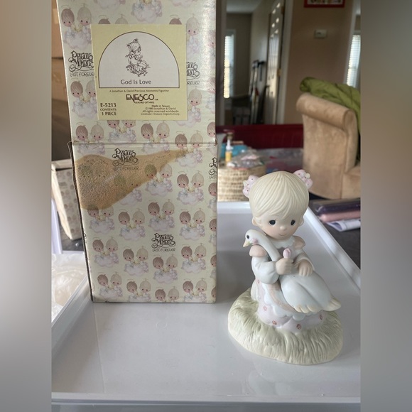 Precious Moments statue God Is Love - Picture 1 of 4